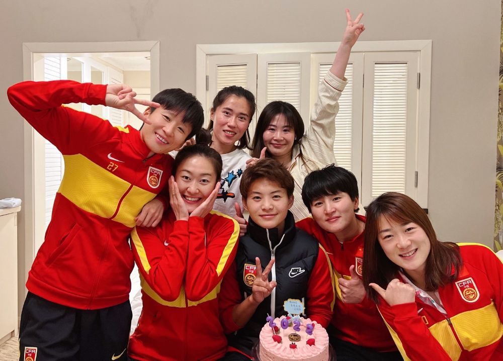 神奇动物学家纽特、美国魔法国会傲罗蒂娜、蒂娜的妹妹奎妮、不会魔法的;麻鸡雅各布、;默然者克雷登斯等前作角色也一一登场，面对即将到来的危机，他们究竟该何去何从？预告中也曝光了不少气势十足的魔法动作大场面，预示着纽特等人将肩负使命，与黑暗势力展开一场惊天较量